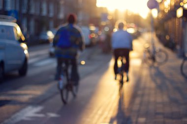 Gün batımında bulanık sokak manzarası.