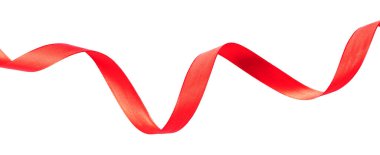 Beyaz arkaplanda izole edilmiş dalgalı kırmızı kurdele.