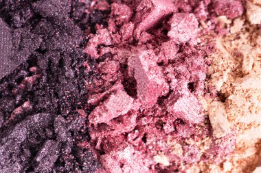 Parçalanmış çok renkli göz farları.