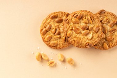 Bej arka planda kavrulmuş fıstıklı kurabiyeler..