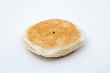 Beyaz arkaplanda izole edilmiş pişirilmiş basit ekmek