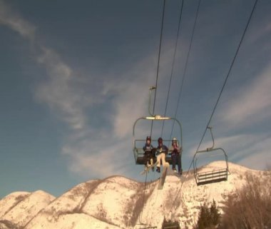 Snowboard telesiyej üzerinde kayma