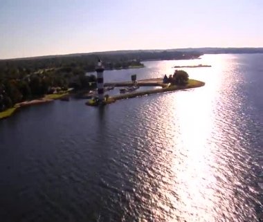 Deniz feneri köpüklü su ile