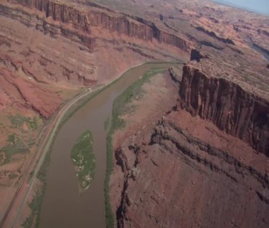 Rock kayalıklarla ve Colorado Nehri