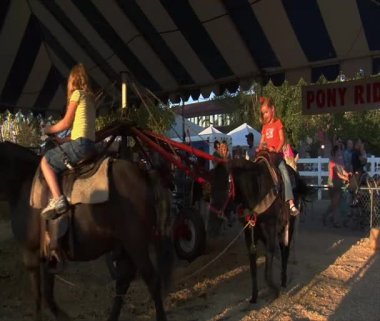 Çocuklar midilli binmek