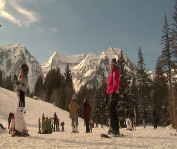 滑雪者在山基地准备 — 图库视频影像