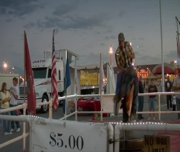 Hombre en toro mecánico con amigos — Vídeos de Stock