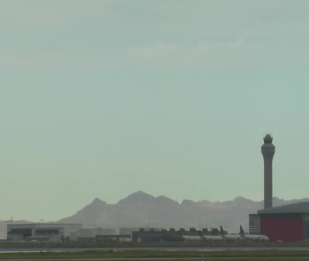 Air Force One gleitet auf Asphalt in Sicht — Stockvideo