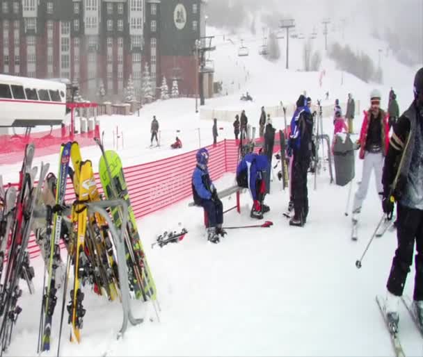 Esquiadores na base da colina — Vídeo de Stock