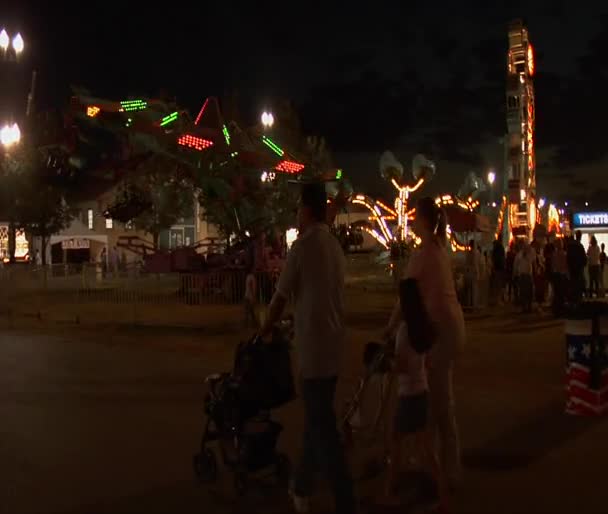 Familie wandelingen door carnaval — Stockvideo