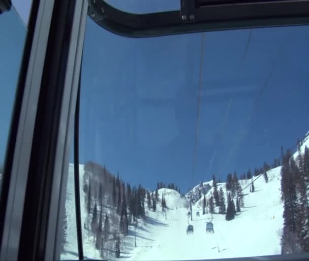 Enclosed chairlifts passing — Stock Video