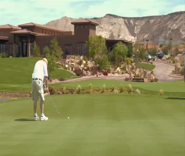 Hombre poniendo en el campo de golf verde — Vídeo de stock