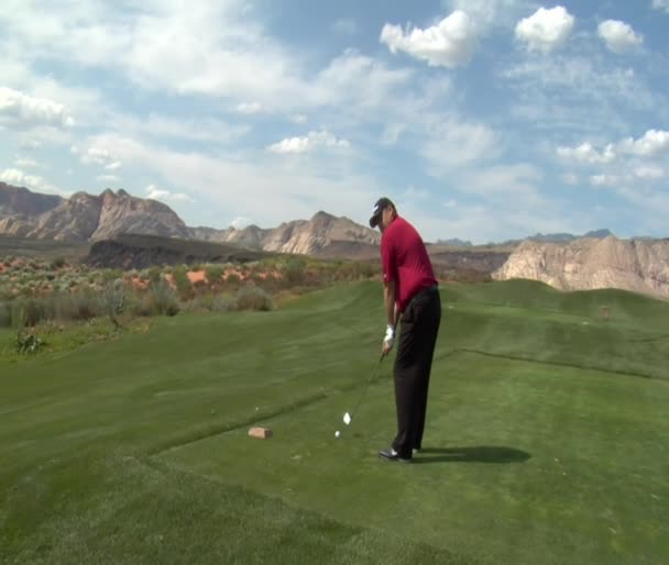 Hombre tees en campo de golf — Vídeo de stock