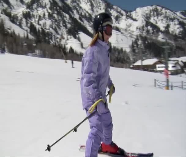 Skier vêtu d'une combinaison de neige violet pâle — Video