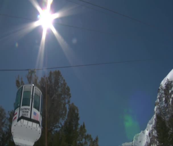 滑雪缆车上升 — 图库视频影像