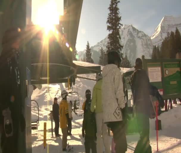 Síelők és snowboardosok, a felvonó alap — Stock videók