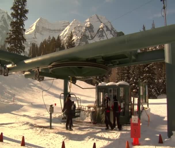 Skiërs en snowboarders krijgen op stoeltjeslift — Stockvideo