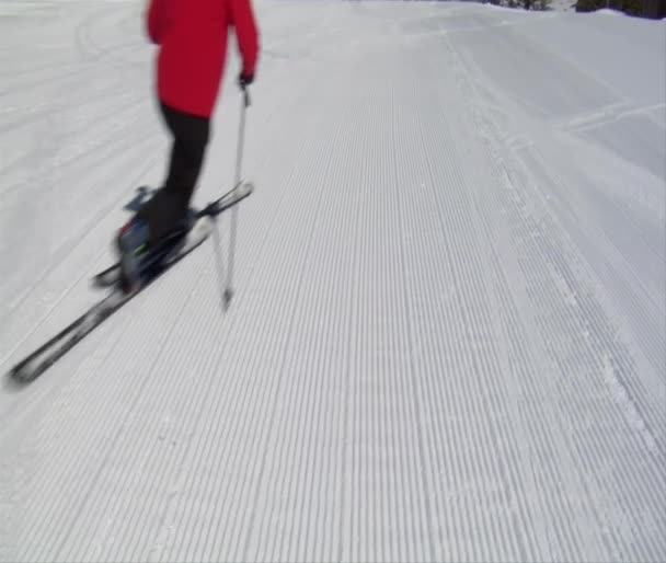 Vista als drie skiërs zip afgelopen — Stockvideo