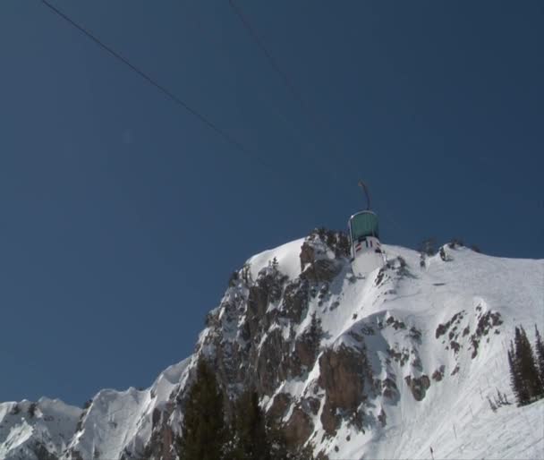 La télécabine glisse en descente — Video