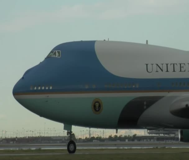 Air Force One glida på asfalten — Stockvideo