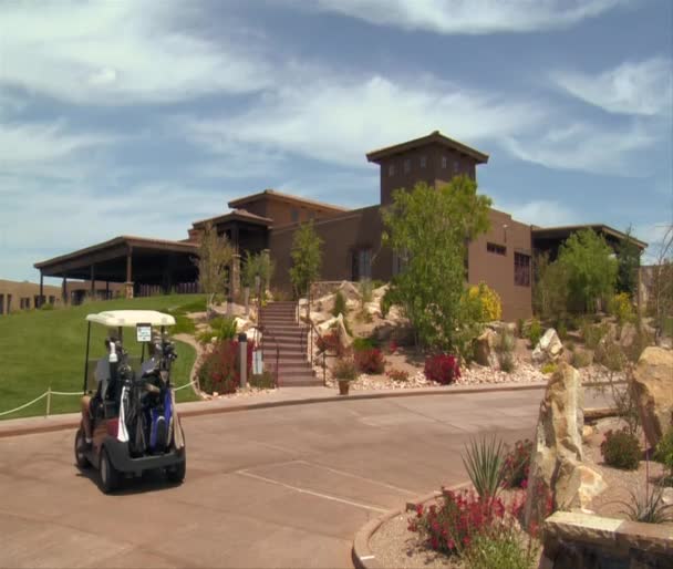 Golf cart passes camera on the way to the clubhouse — Stock Video