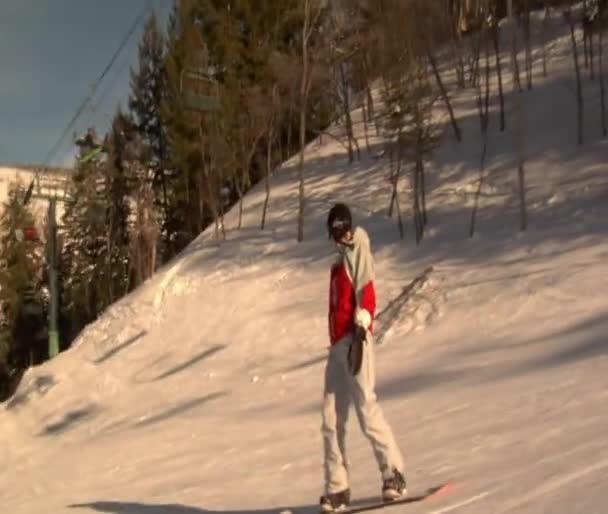 Snowboarder desliza para baixo — Vídeo de Stock