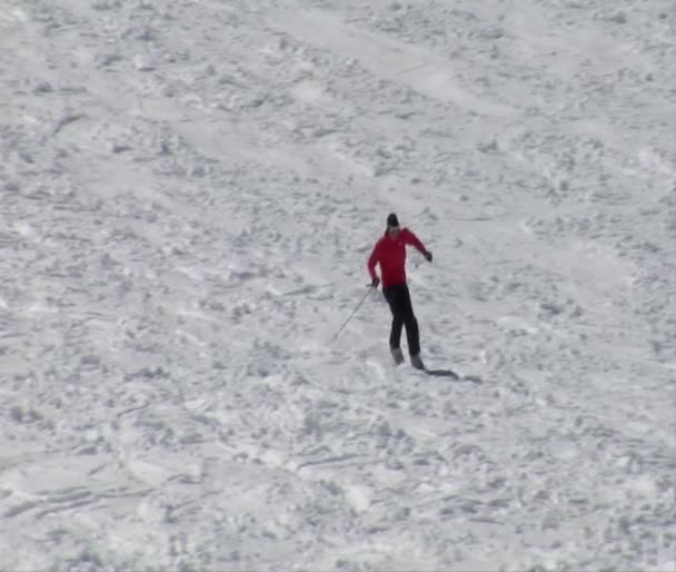 Telemark esquiador na encosta montanhosa — Vídeo de Stock