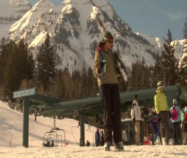 Skiërs verzamelen op voet van heuvel — Stockvideo