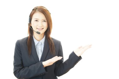 gülümseyen çağrı merkezi operatörü