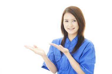 Gülümseyen kadın işçi