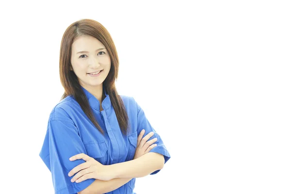 Glimlachende vrouwelijke werknemer — Stockfoto