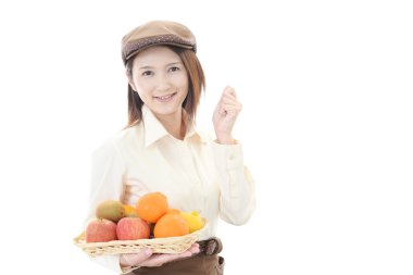 Garson holding meyve gülümseyen.