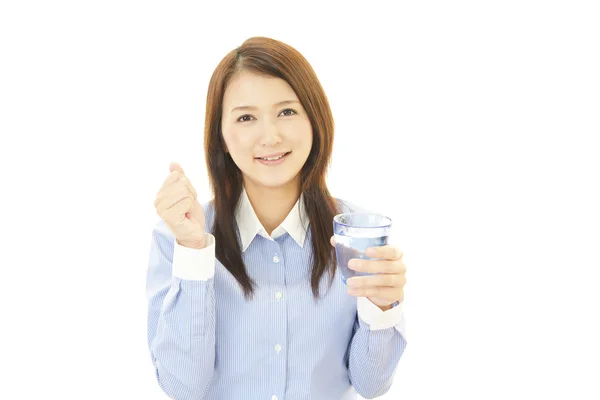 Mujer joven bebiendo agua. — Foto de Stock