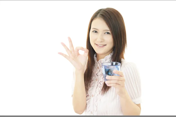 若い女性が水を飲んで. — ストック写真