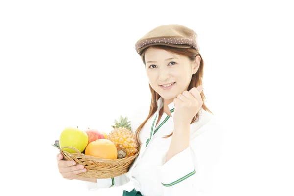 Garçonete sorridente segurando frutas . — Fotografia de Stock