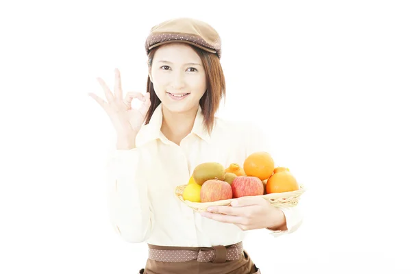 Garçonete sorridente segurando frutas . — Fotografia de Stock