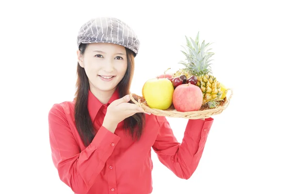 Garçonete sorridente segurando frutas . — Fotografia de Stock