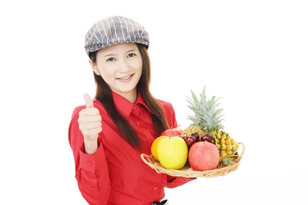 Garçonete sorridente segurando frutas . — Fotografia de Stock