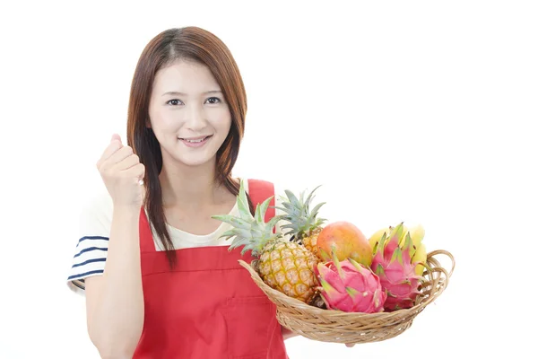 Donna sorridente con frutta . — Foto Stock