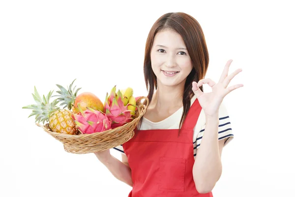 Lächelnde Frau mit Früchten. — Stockfoto