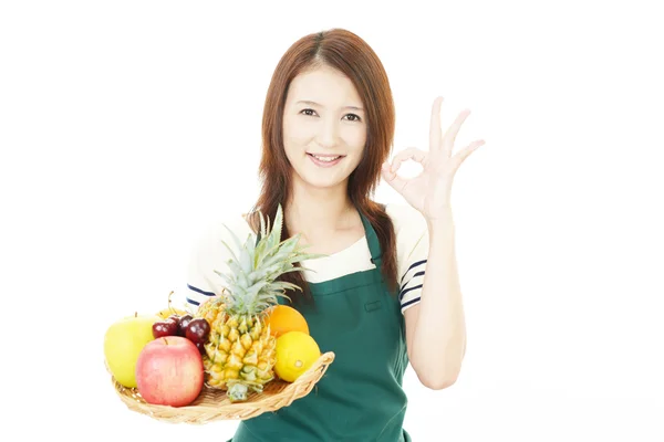 Donna sorridente con frutta . — Foto Stock