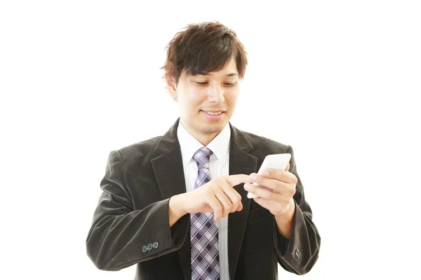 Homem feliz segurando telefone inteligente — Fotografia de Stock