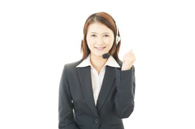 gülümseyen çağrı merkezi operatörü