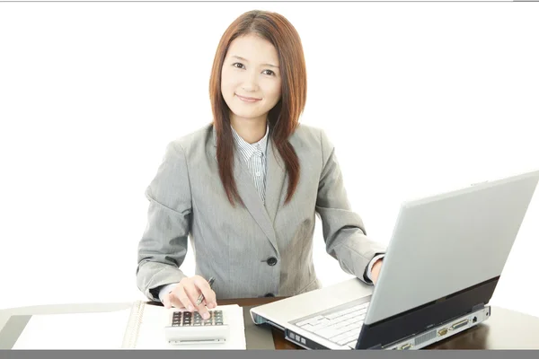 Donna d'affari che lavora su laptop — Foto Stock