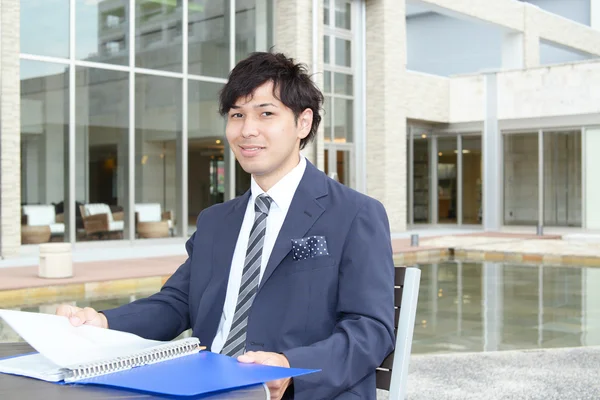 Sonriente asiático hombre de negocios — Foto de Stock