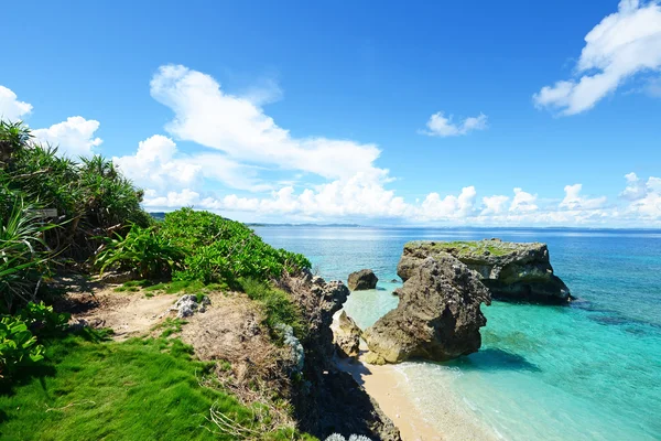 Będą Państwo mogli podziwiać lazurowe morze i niebo w okinawa — Zdjęcie stockowe