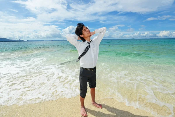 El hombre disfruta del sol . — Foto de Stock