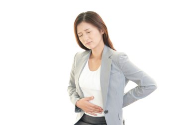 sırt ve mide ağrısı olan genç iş kadını