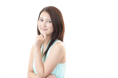 Gülümseyen güzel genç kadın.