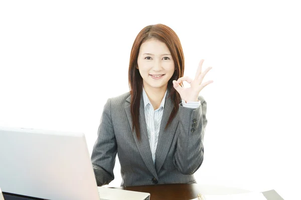 Mujer de negocios con signo de mano ok — Foto de Stock